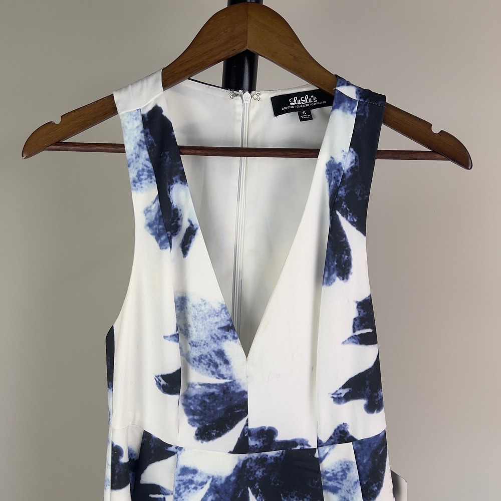Lulus NWT Seeing Chic Blue White Floral Skater Dress V Neck Cutout Back Size S - Picture 3 of 12